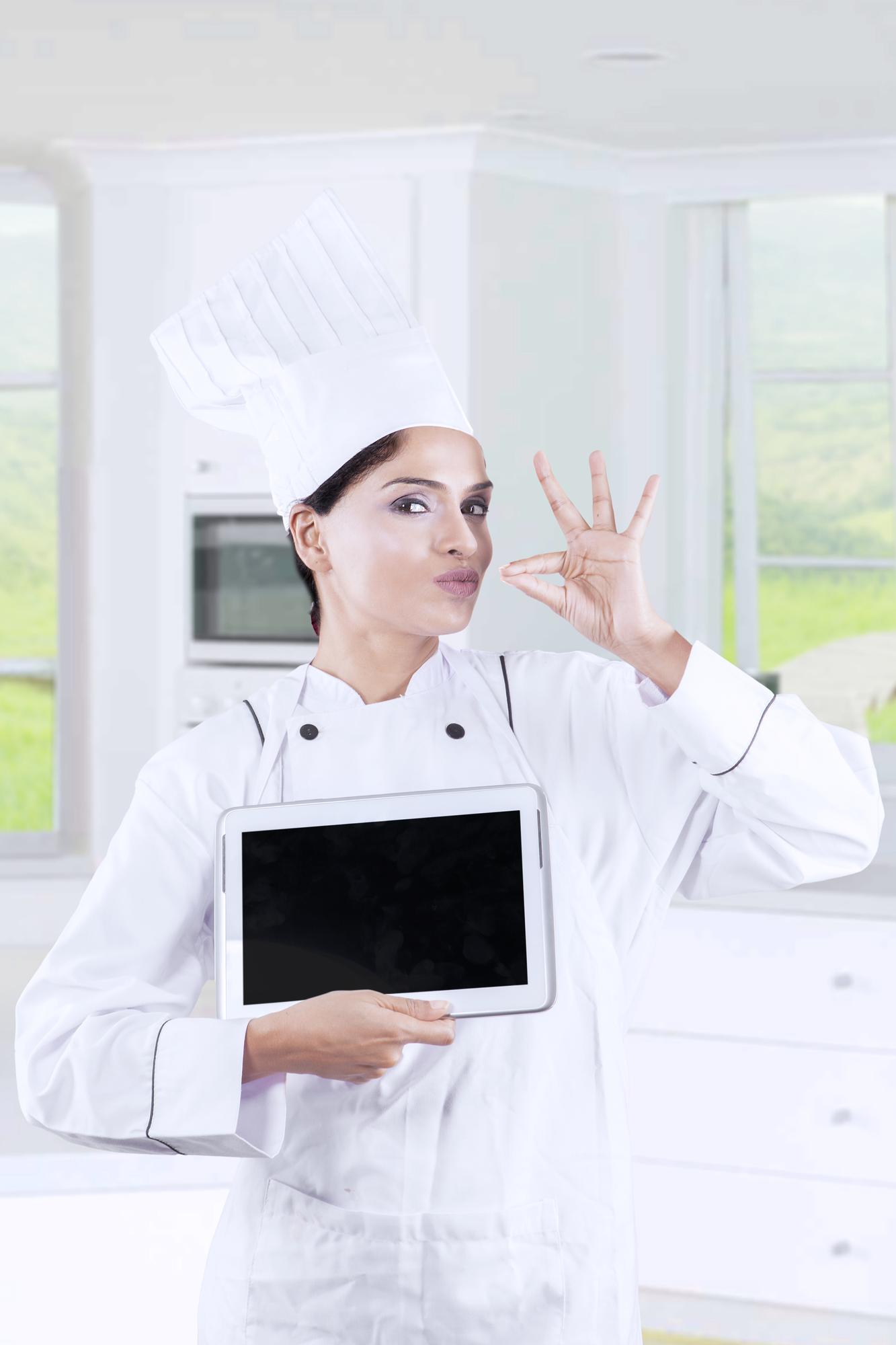 Chef che filma una lezione in cucina moderna